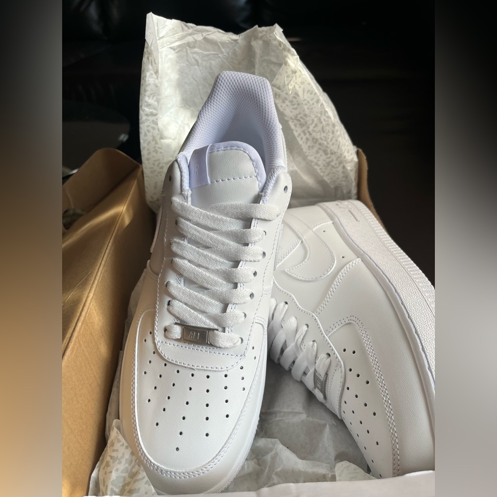 Air Force One (White) - Picture 2 of 3